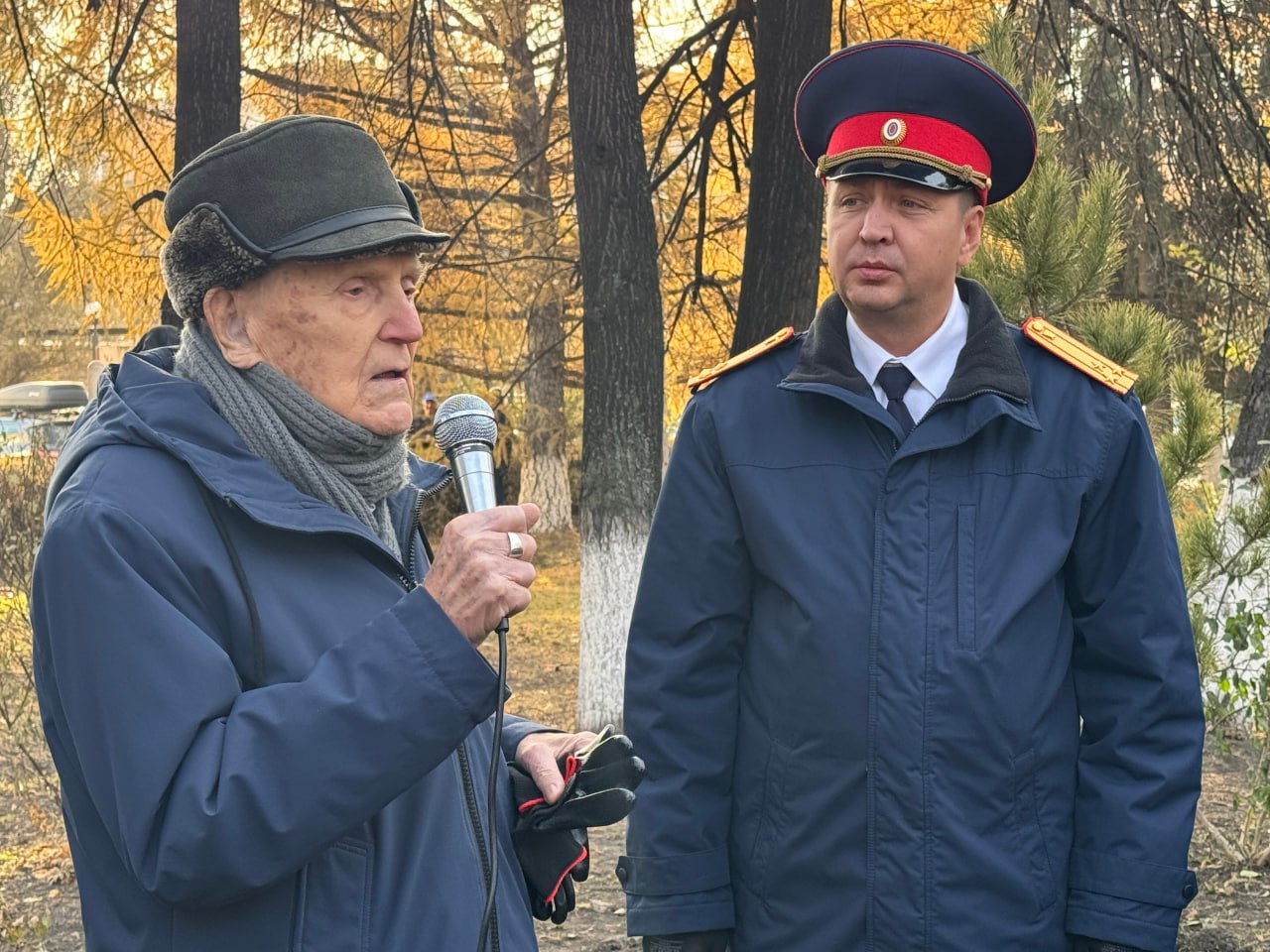 В Кузбассе сотрудники СК России совместно с ветераном Великой Отечественной войны высадили памятную аллею В Кузбассе сотрудники СК России совместно с ветераном Великой Отечественной войны высадили памятную аллею
