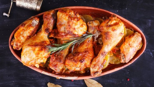 Мясо и гарнир — два в одном: изумительно вкусное сочетание курицы с овощами в духовке