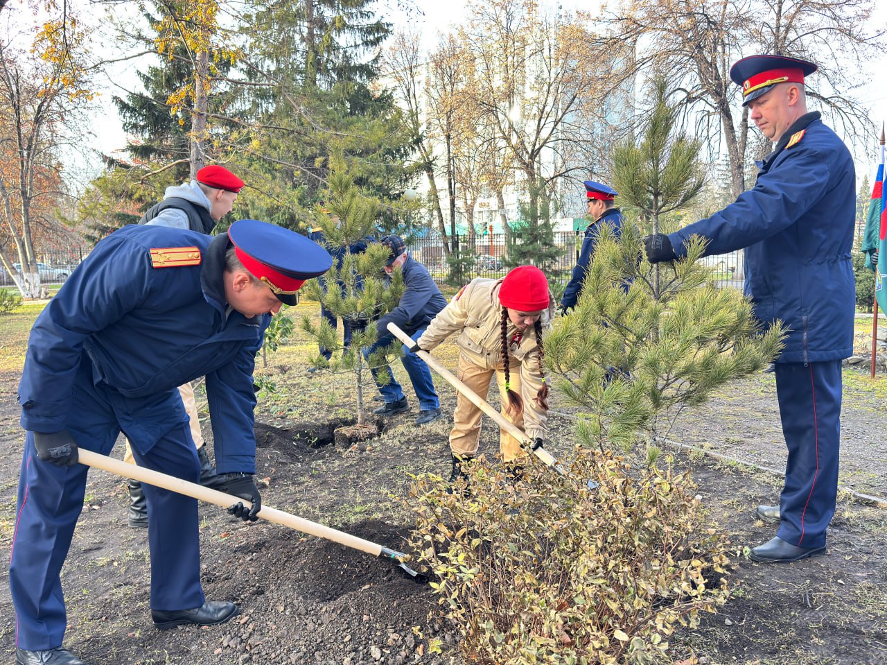 В Кузбассе сотрудники СК России совместно с ветераном Великой Отечественной войны высадили памятную аллею В Кузбассе сотрудники СК России совместно с ветераном Великой Отечественной войны высадили памятную аллею