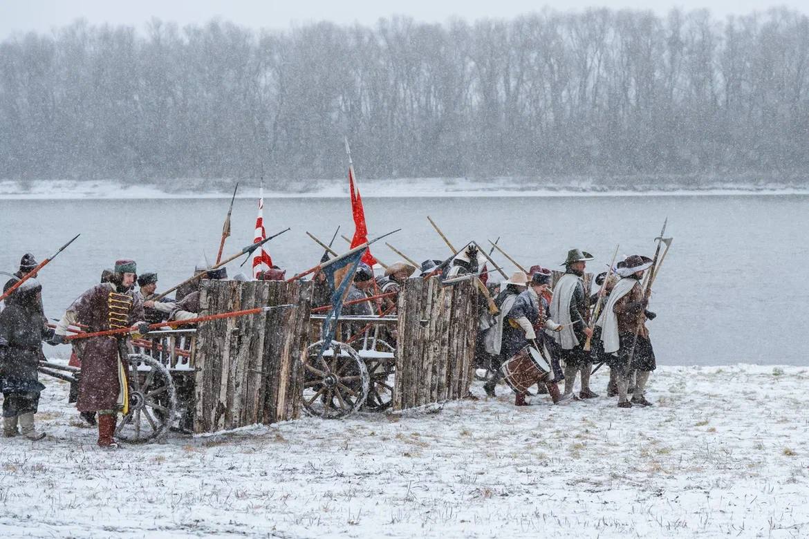 Крупнейшая в истории Сибири реконструкция Московской битвы — одного из решающих событий Смутного времени — состоялась в Омске в рамках всесибирского военно-исторического фестиваля «1612 — спасители Отечества», приуроченного... Крупнейшая в истории Сибири реконструкция Московской битвы — одного из решающих событий Смутного времени — состоялась в Омске в рамках всесибирского военно-исторического фестиваля «1612 — спасители Отечества», приуроченного...