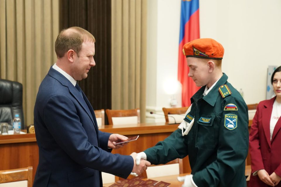 Глава города Кемерово Дмитрий Анисимов вручил паспорта активистам «Движения Первых» Глава города Кемерово Дмитрий Анисимов вручил паспорта активистам «Движения Первых»