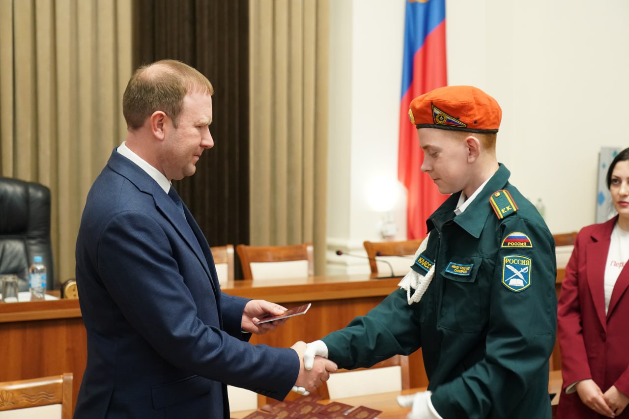Глава города Кемерово Дмитрий Анисимов вручил паспорта активистам «Движения Первых» Глава города Кемерово Дмитрий Анисимов вручил паспорта активистам «Движения Первых»