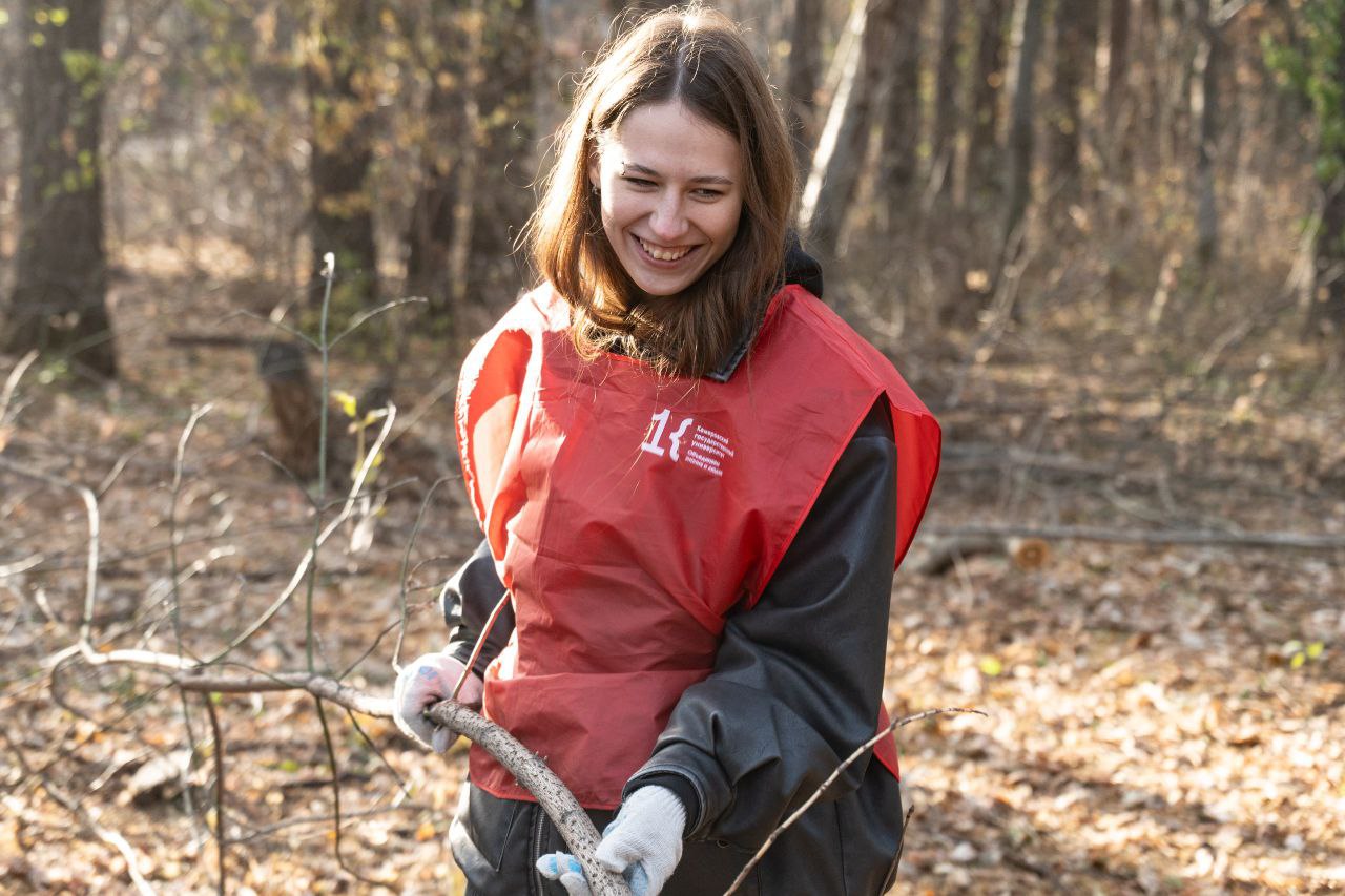 В Рудничном бору волонтеры вновь провели субботник – прямо у входа, справа от центральной аллеи В Рудничном бору волонтеры вновь провели субботник – прямо у входа, справа от центральной аллеи