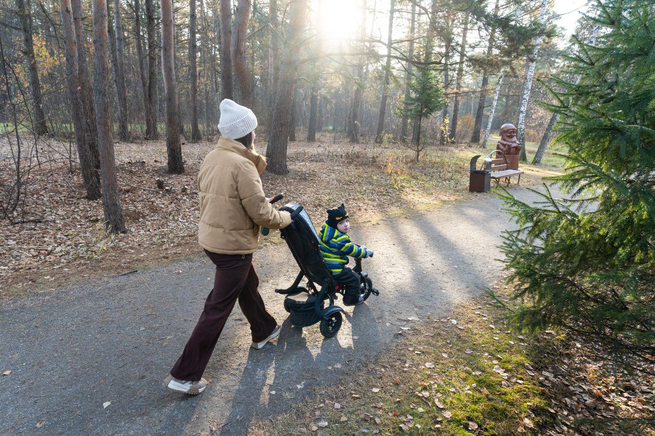 В Рудничном бору волонтеры вновь провели субботник – прямо у входа, справа от центральной аллеи В Рудничном бору волонтеры вновь провели субботник – прямо у входа, справа от центральной аллеи