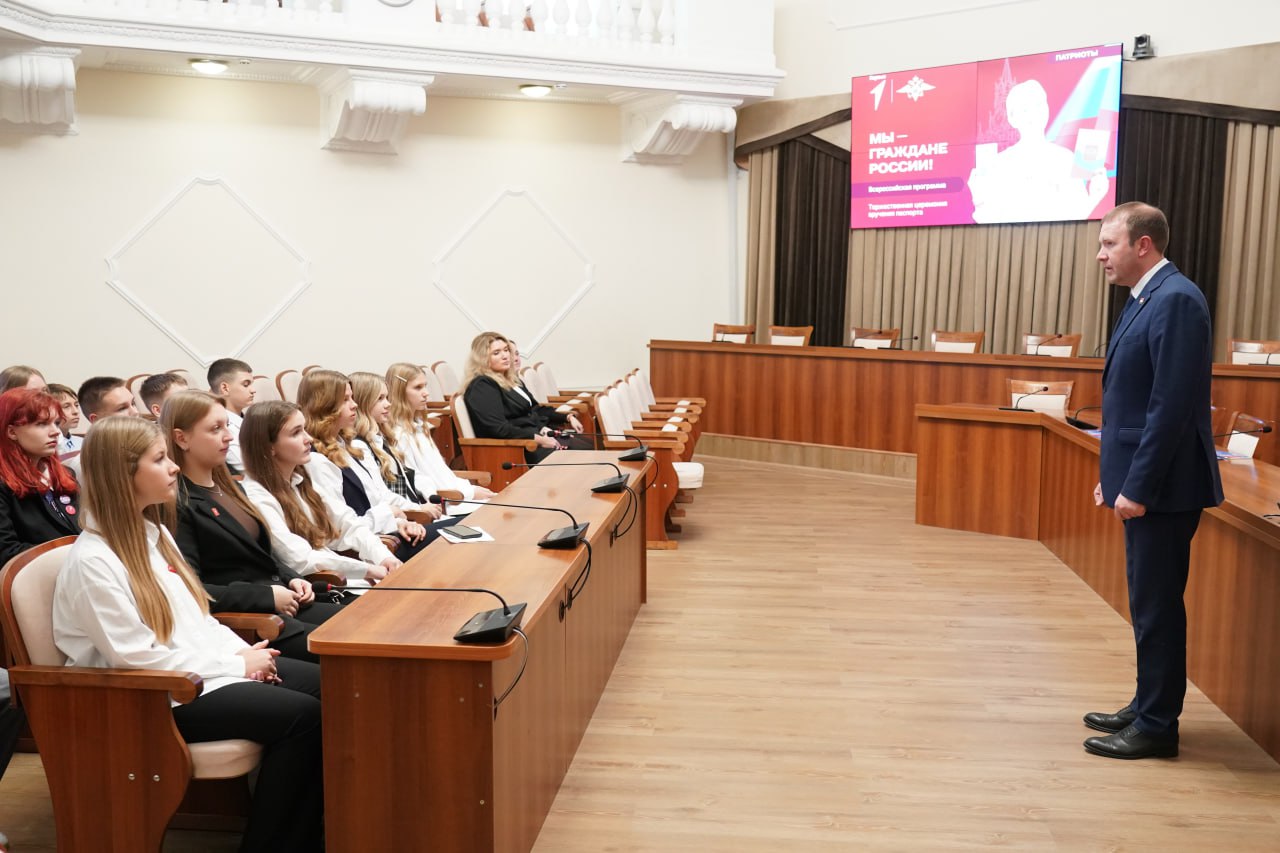 Глава города Кемерово Дмитрий Анисимов вручил паспорта активистам «Движения Первых» Глава города Кемерово Дмитрий Анисимов вручил паспорта активистам «Движения Первых»