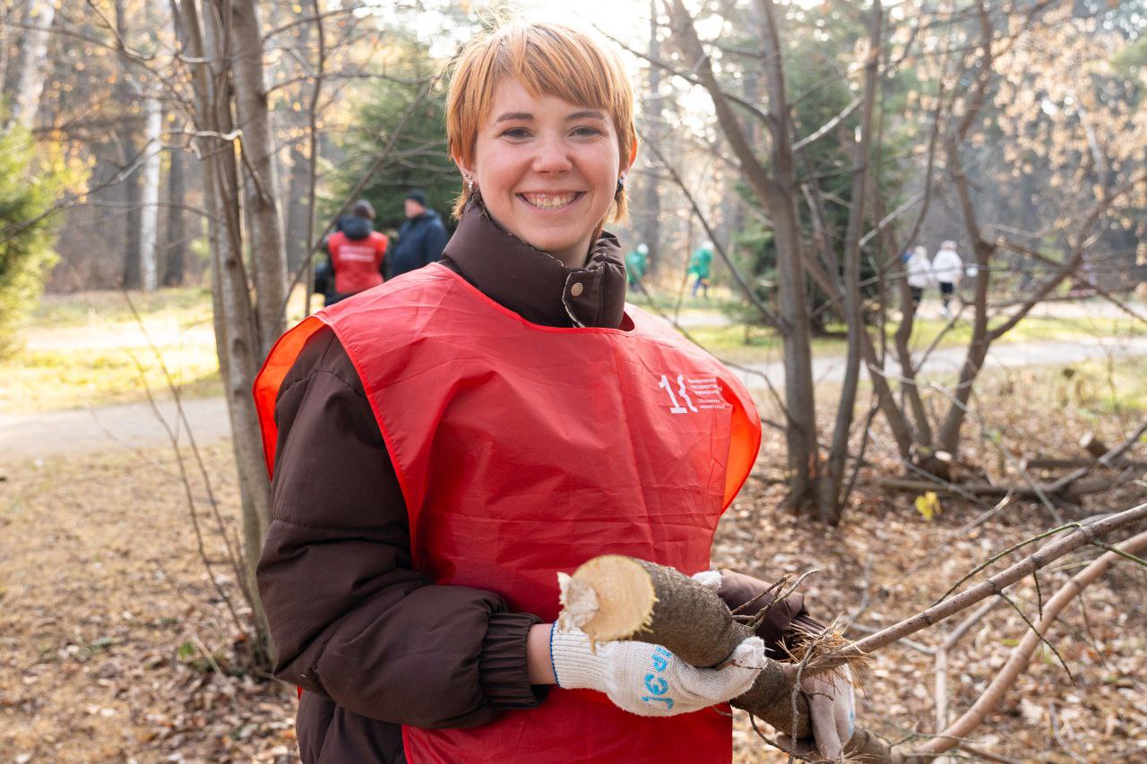 В Рудничном бору волонтеры вновь провели субботник – прямо у входа, справа от центральной аллеи В Рудничном бору волонтеры вновь провели субботник – прямо у входа, справа от центральной аллеи