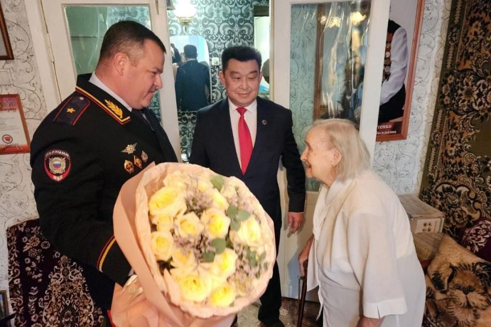 Полицейские Кузбасса поздравили ветерана Великой Отечественной Войны Анну Котенко со 102-летием Полицейские Кузбасса поздравили ветерана Великой Отечественной Войны Анну Котенко со 102-летием