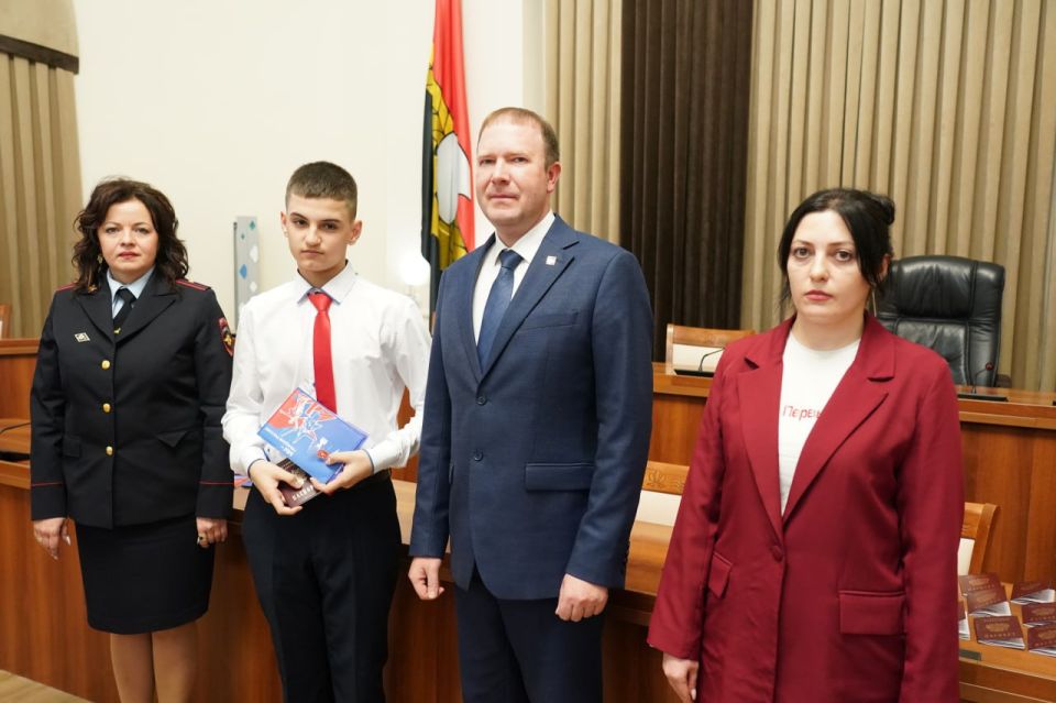 Глава города Кемерово Дмитрий Анисимов вручил паспорта активистам «Движения Первых» Глава города Кемерово Дмитрий Анисимов вручил паспорта активистам «Движения Первых»