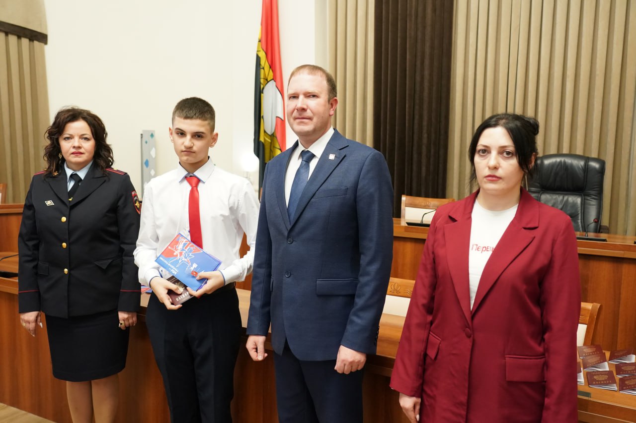 Глава города Кемерово Дмитрий Анисимов вручил паспорта активистам «Движения Первых» Глава города Кемерово Дмитрий Анисимов вручил паспорта активистам «Движения Первых»