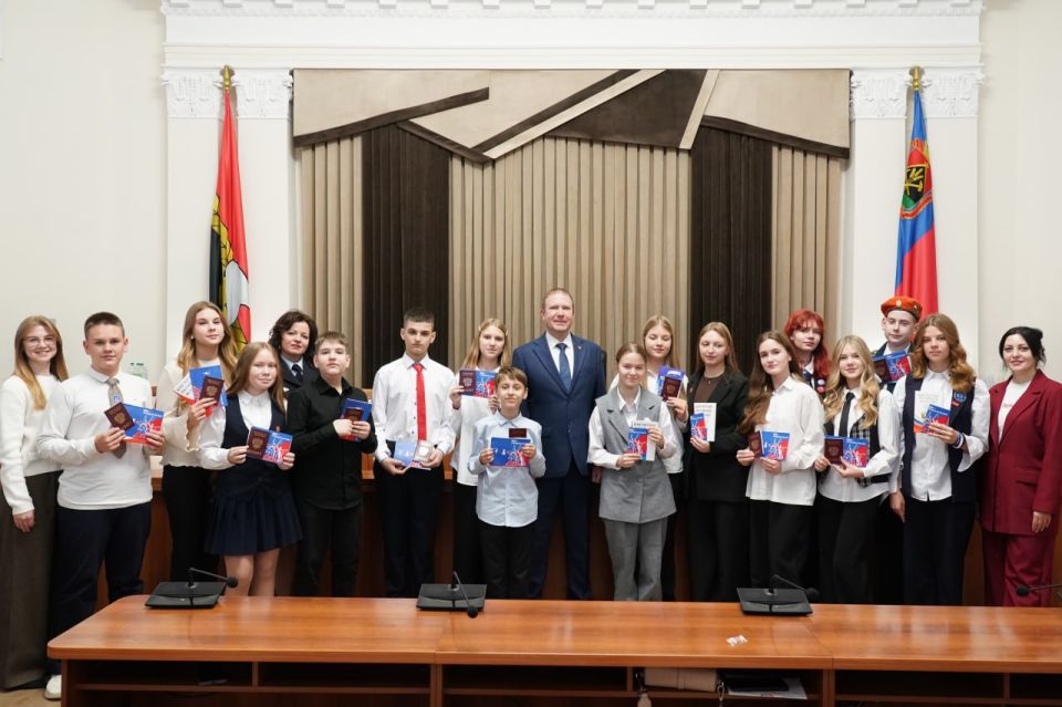 Глава города Кемерово Дмитрий Анисимов вручил паспорта активистам «Движения Первых» Глава города Кемерово Дмитрий Анисимов вручил паспорта активистам «Движения Первых»