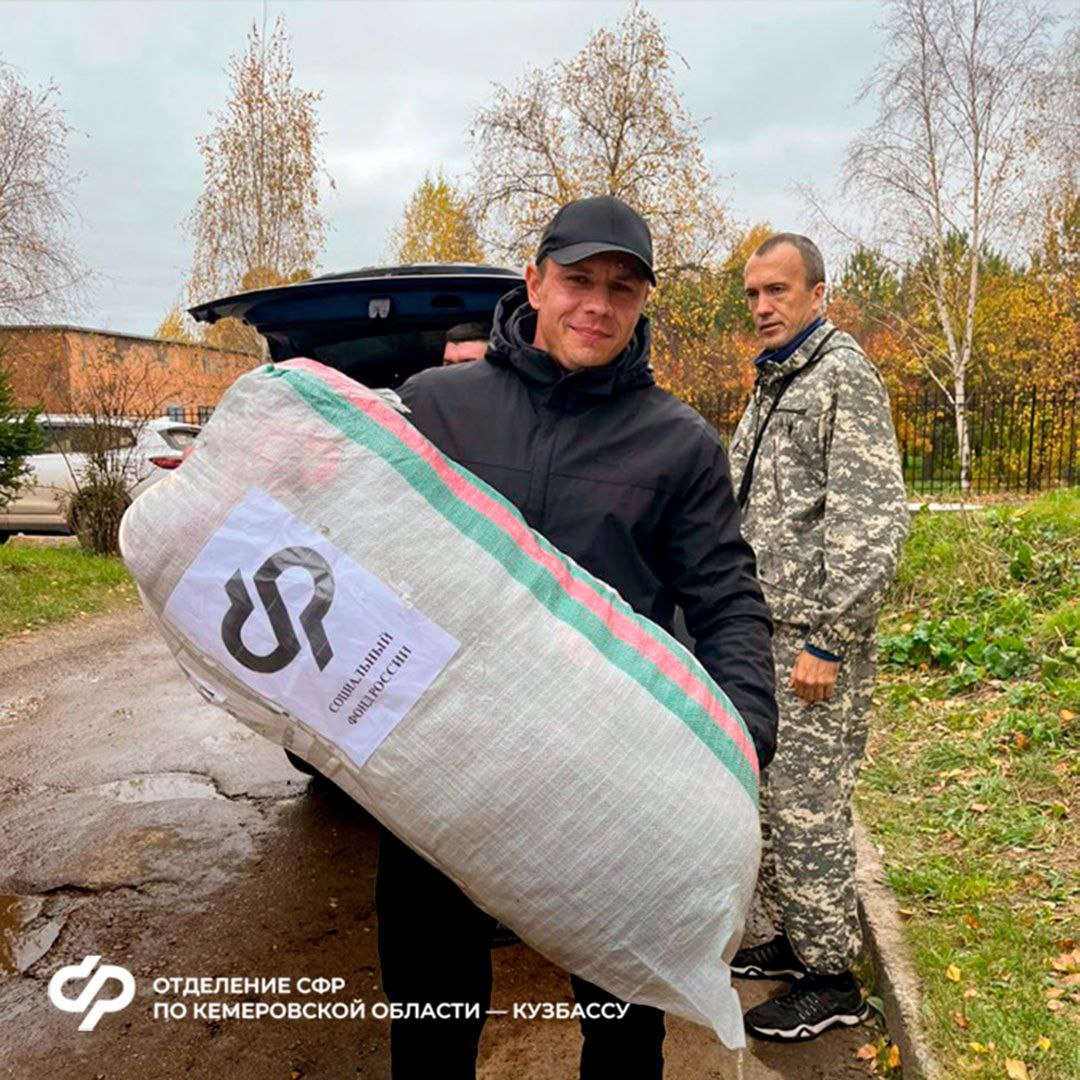 «Серебряные» волонтеры центров общения старшего поколения продолжают собирать посылки для участников СВО, вкладывая в каждую частичку своей души «Серебряные» волонтеры центров общения старшего поколения продолжают собирать посылки для участников СВО, вкладывая в каждую частичку своей души