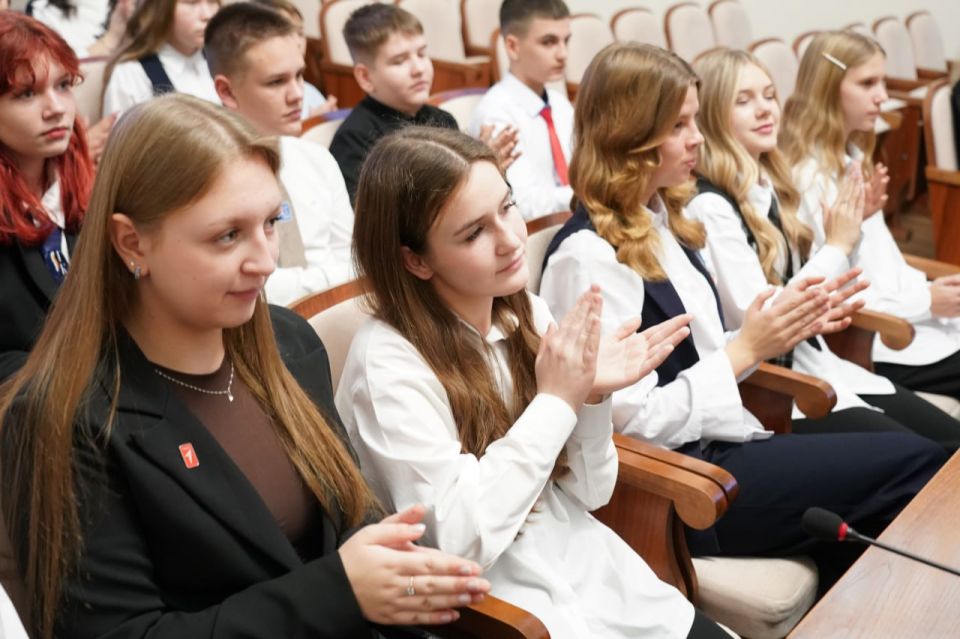 Глава города Кемерово Дмитрий Анисимов вручил паспорта активистам «Движения Первых» Глава города Кемерово Дмитрий Анисимов вручил паспорта активистам «Движения Первых»