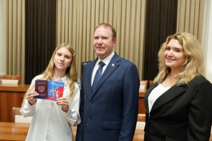 Глава города Кемерово Дмитрий Анисимов вручил паспорта активистам «Движения Первых»