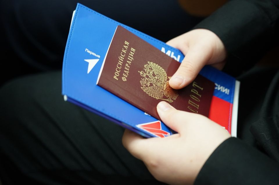 Глава города Кемерово Дмитрий Анисимов вручил паспорта активистам «Движения Первых» Глава города Кемерово Дмитрий Анисимов вручил паспорта активистам «Движения Первых»