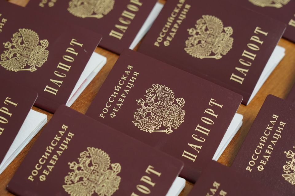 Глава города Кемерово Дмитрий Анисимов вручил паспорта активистам «Движения Первых» Глава города Кемерово Дмитрий Анисимов вручил паспорта активистам «Движения Первых»