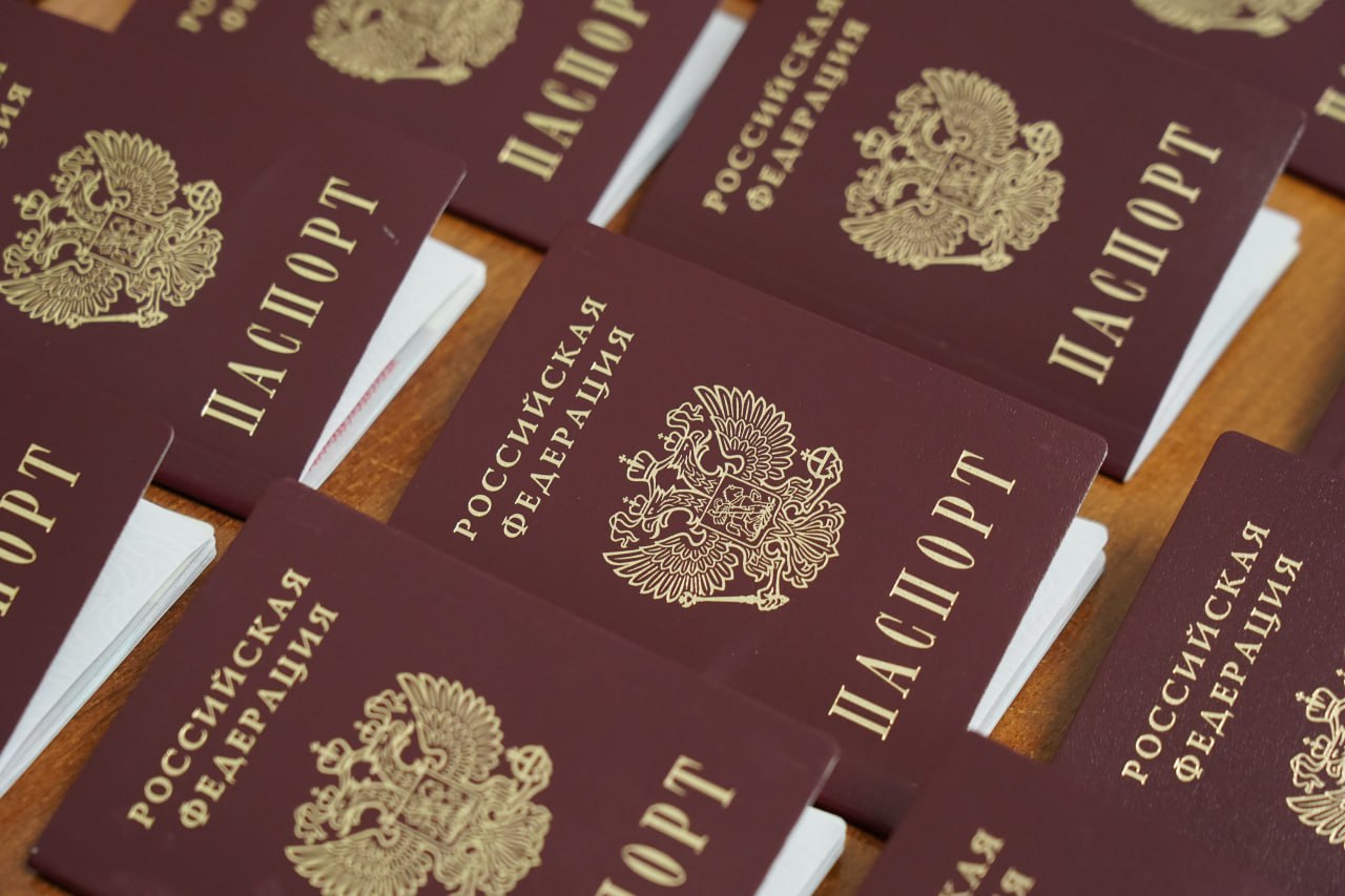 Глава города Кемерово Дмитрий Анисимов вручил паспорта активистам «Движения Первых» Глава города Кемерово Дмитрий Анисимов вручил паспорта активистам «Движения Первых»