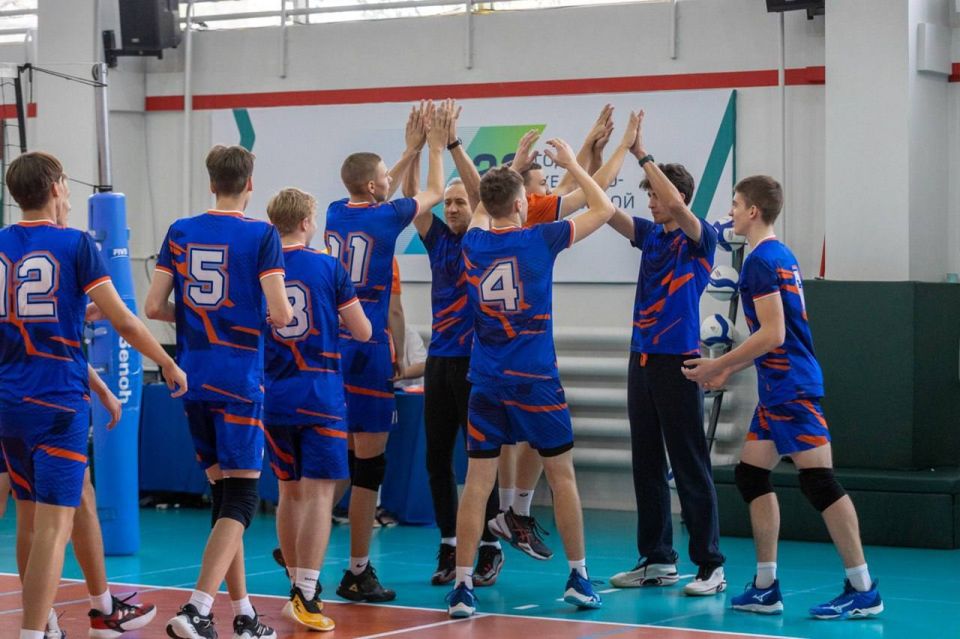 Волейболисты кемеровской Спортивной школы №1 готовятся к суперфиналу международного первенства «Локоволей-2025» Волейболисты кемеровской Спортивной школы №1 готовятся к суперфиналу международного первенства «Локоволей-2025»