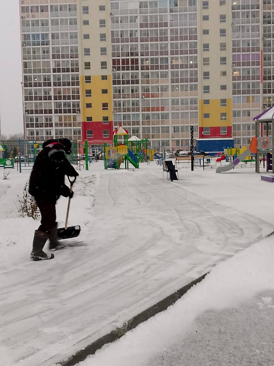 В Кемерове дорожные и коммунальные службы работают в зимнем режиме В Кемерове дорожные и коммунальные службы работают в зимнем режиме