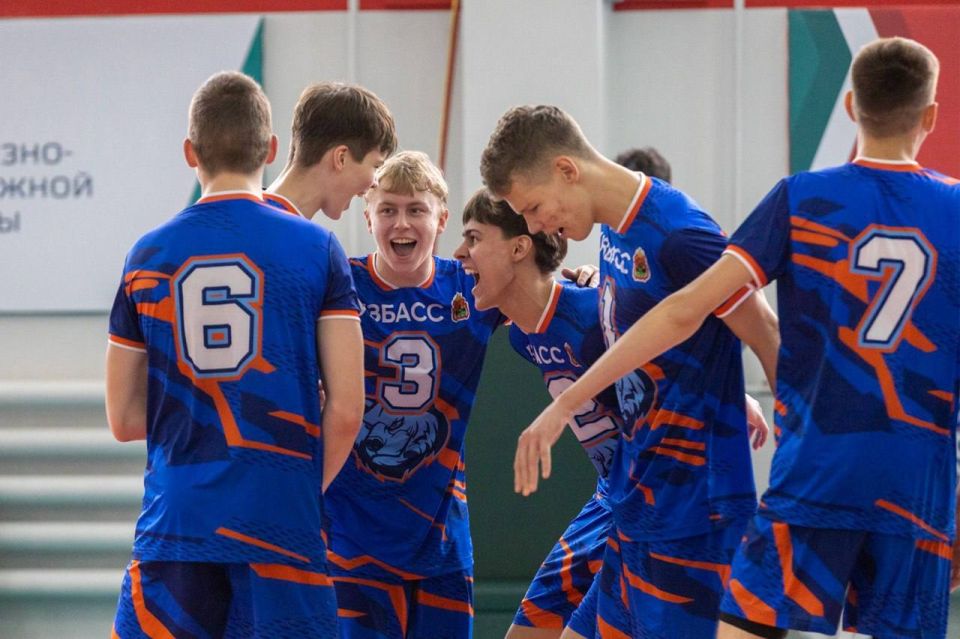 Волейболисты кемеровской Спортивной школы №1 готовятся к суперфиналу международного первенства «Локоволей-2025» Волейболисты кемеровской Спортивной школы №1 готовятся к суперфиналу международного первенства «Локоволей-2025»