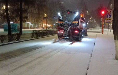 Последствия снегопада устраняют в Кемерове