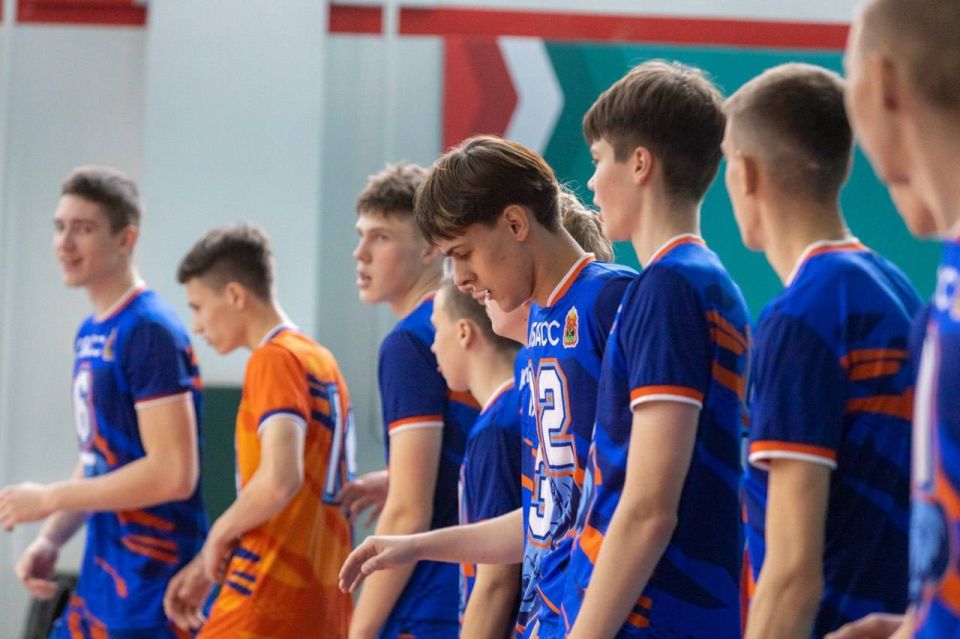 Волейболисты кемеровской Спортивной школы №1 готовятся к суперфиналу международного первенства «Локоволей-2025» Волейболисты кемеровской Спортивной школы №1 готовятся к суперфиналу международного первенства «Локоволей-2025»
