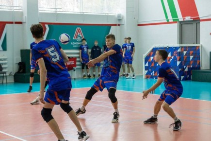 Волейболисты кемеровской Спортивной школы №1 готовятся к суперфиналу международного первенства «Локоволей-2025»