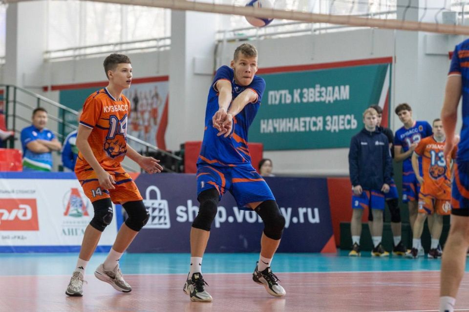 Волейболисты кемеровской Спортивной школы №1 готовятся к суперфиналу международного первенства «Локоволей-2025» Волейболисты кемеровской Спортивной школы №1 готовятся к суперфиналу международного первенства «Локоволей-2025»