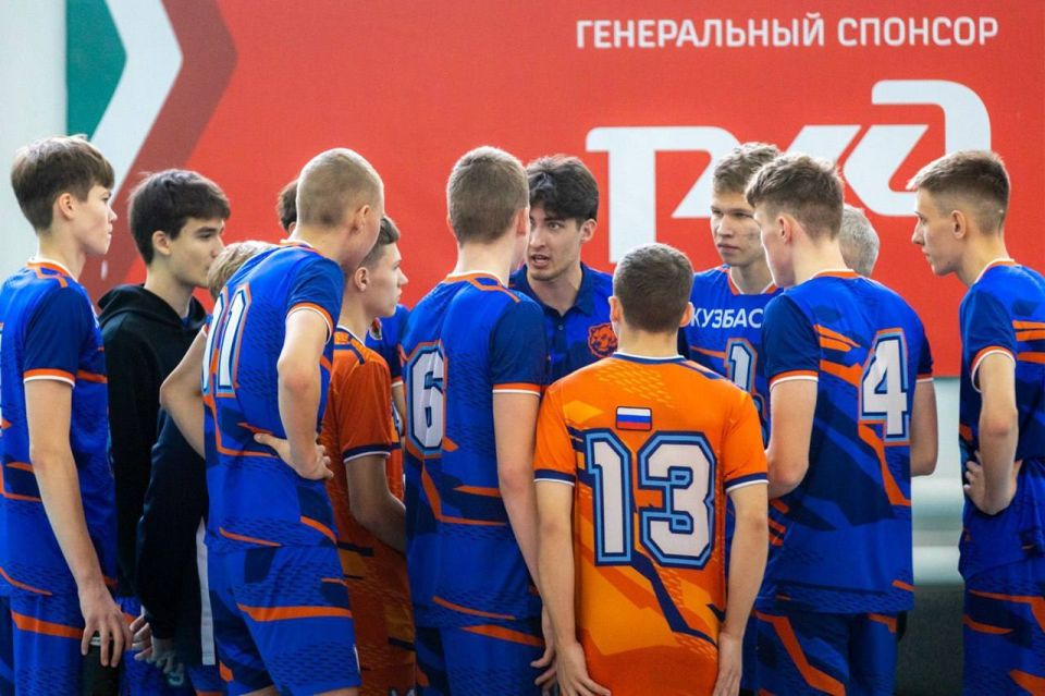 Волейболисты кемеровской Спортивной школы №1 готовятся к суперфиналу международного первенства «Локоволей-2025» Волейболисты кемеровской Спортивной школы №1 готовятся к суперфиналу международного первенства «Локоволей-2025»