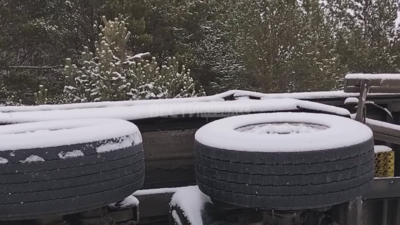 Большегруз врезался в ограждение, перевернулся и съехал в кювет