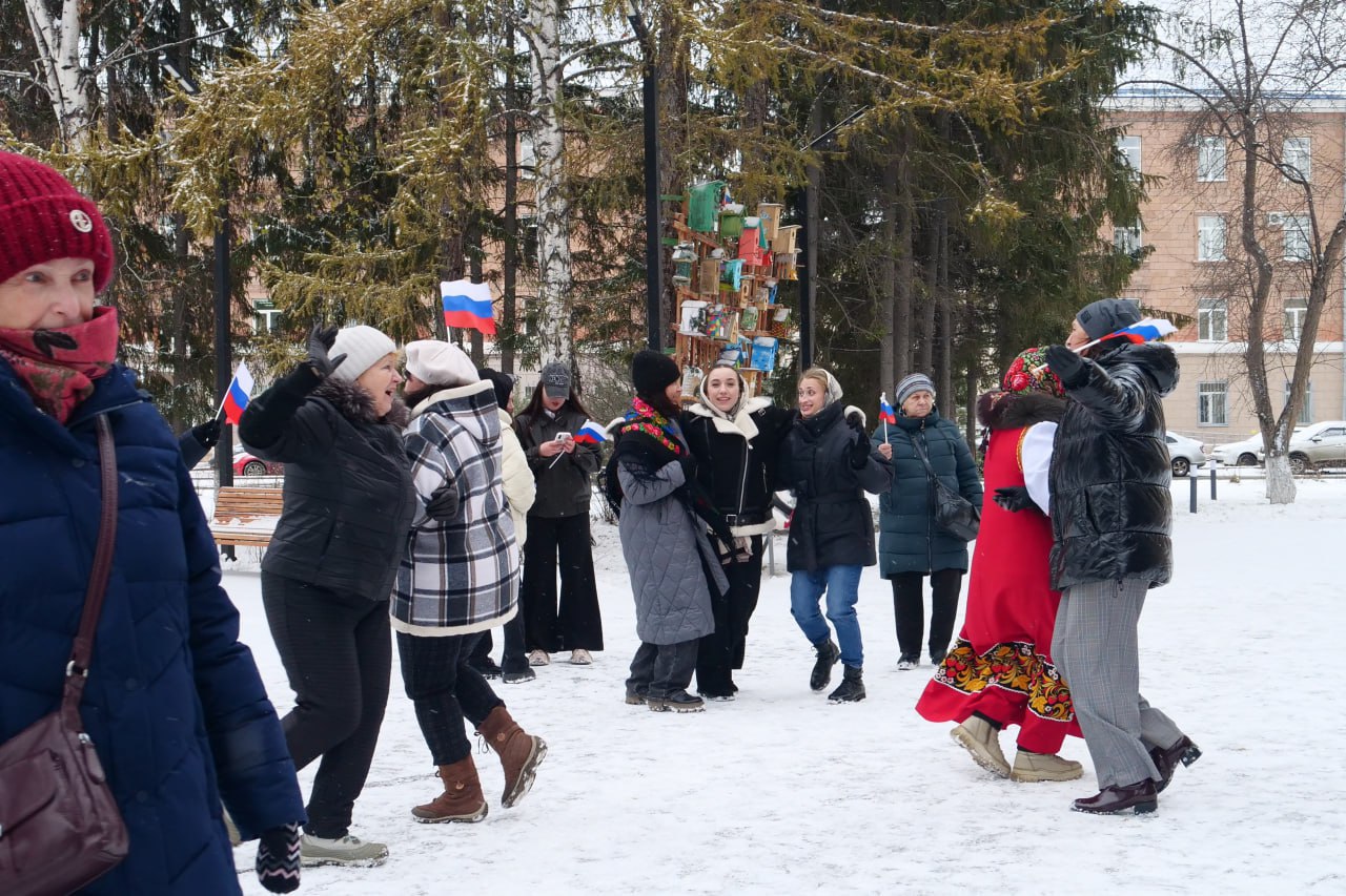 Каждую пятницу в Центральной районе для кемеровчан старшего поколения проводят весёлые и познавательные программы Каждую пятницу в Центральной районе для кемеровчан старшего поколения проводят весёлые и познавательные программы