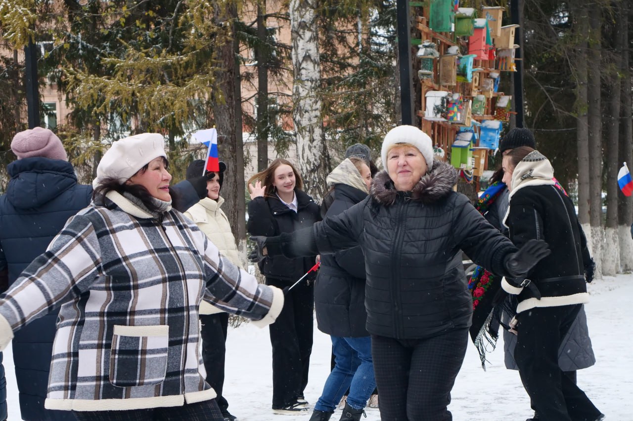 Каждую пятницу в Центральной районе для кемеровчан старшего поколения проводят весёлые и познавательные программы