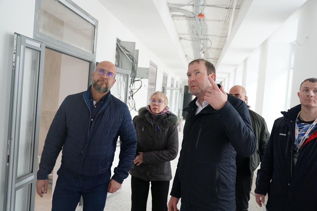 Глава города Кемерово Дмитрий Анисимов рассказал о ходе капитального ремонта школы №10 Глава города Кемерово Дмитрий Анисимов рассказал о ходе капитального ремонта школы №10