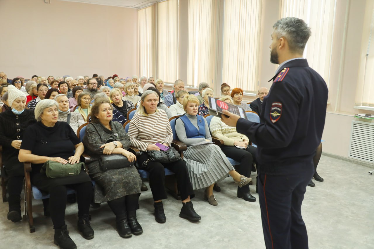 В Кемерове полицейские напомнили представителям старшего поколения основные правила, чтобы обезопасить себя от мошенников В Кемерове полицейские напомнили представителям старшего поколения основные правила, чтобы обезопасить себя от мошенников