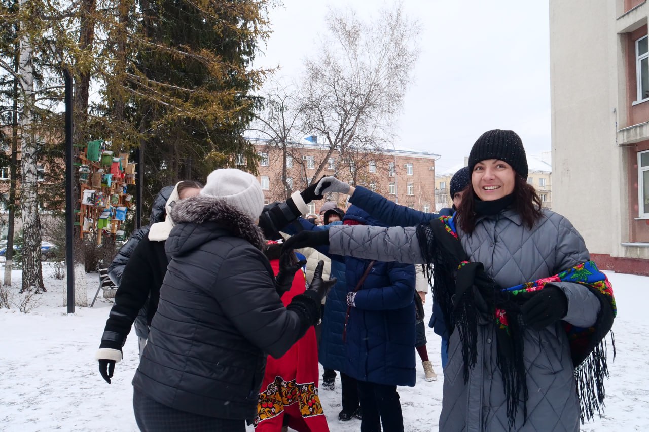 Каждую пятницу в Центральной районе для кемеровчан старшего поколения проводят весёлые и познавательные программы Каждую пятницу в Центральной районе для кемеровчан старшего поколения проводят весёлые и познавательные программы