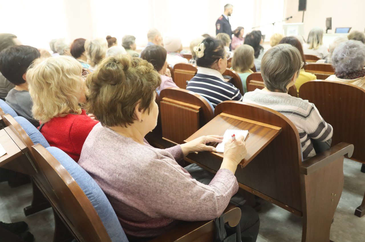 В Кемерове полицейские напомнили представителям старшего поколения основные правила, чтобы обезопасить себя от мошенников В Кемерове полицейские напомнили представителям старшего поколения основные правила, чтобы обезопасить себя от мошенников