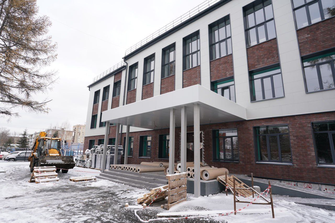 Глава города Кемерово Дмитрий Анисимов рассказал о ходе капитального ремонта школы №10 Глава города Кемерово Дмитрий Анисимов рассказал о ходе капитального ремонта школы №10