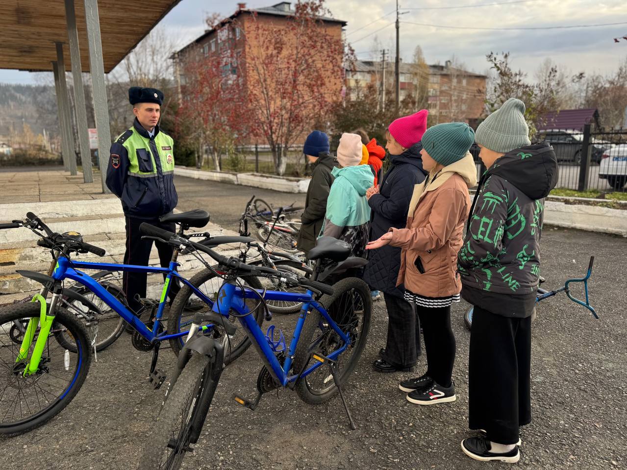 В Междуреченске сотрудники Госавтоинспекции провели урок безопасности для учащихся школы №7 В Междуреченске сотрудники Госавтоинспекции провели урок безопасности для учащихся школы №7