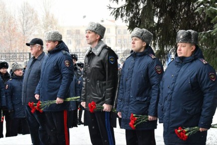Сотрудники кузбасской полиции почтили память сослуживцев, погибших при исполнении служебного долга