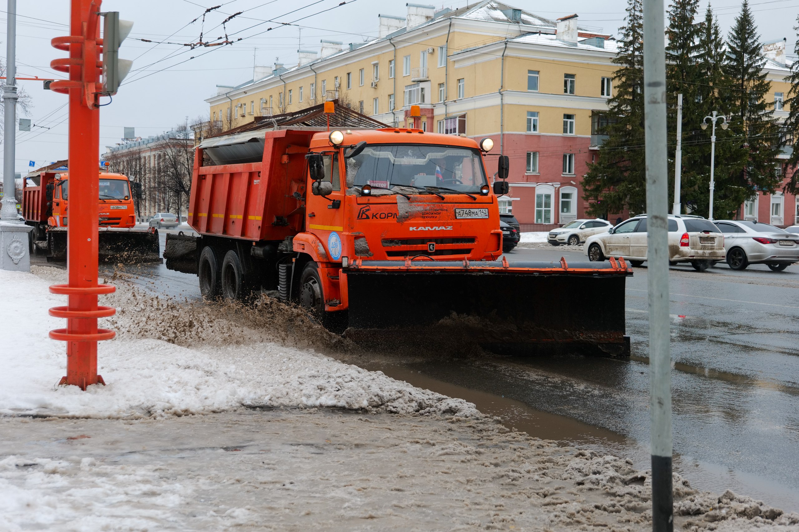 Дорожные службы работают во всех районах города Кемерово