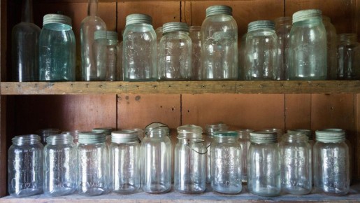 Не будут попадаться на глаза: куда деть пустые банки от закруток в квартире