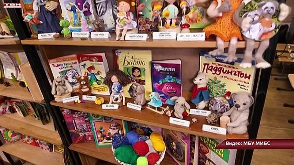 К книгам через игрушки.. Детская библиотека «Вдохновение» предлагает новый подход к книгам – через игрушки. В библиотеке открылась выставка вязаных работ «Вязалочки от Алечки». Автор Александра Рябыкина намеренно обратились...