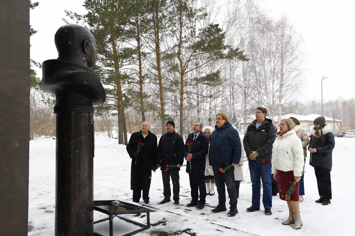 В Тисульском округе поздравил земляков с 50летием детской художественной школы имени Дважды Героя Советского Союза лётчика-космонавта Алексея Архиповича Леонова В Тисульском округе поздравил земляков с 50летием детской художественной школы имени Дважды Героя Советского Союза лётчика-космонавта Алексея Архиповича Леонова