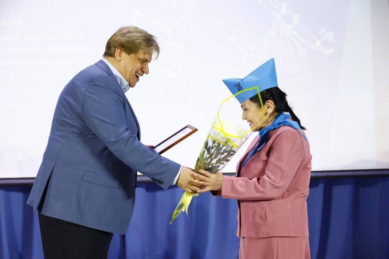 В Тисульском округе поздравил земляков с 50летием детской художественной школы имени Дважды Героя Советского Союза лётчика-космонавта Алексея Архиповича Леонова В Тисульском округе поздравил земляков с 50летием детской художественной школы имени Дважды Героя Советского Союза лётчика-космонавта Алексея Архиповича Леонова