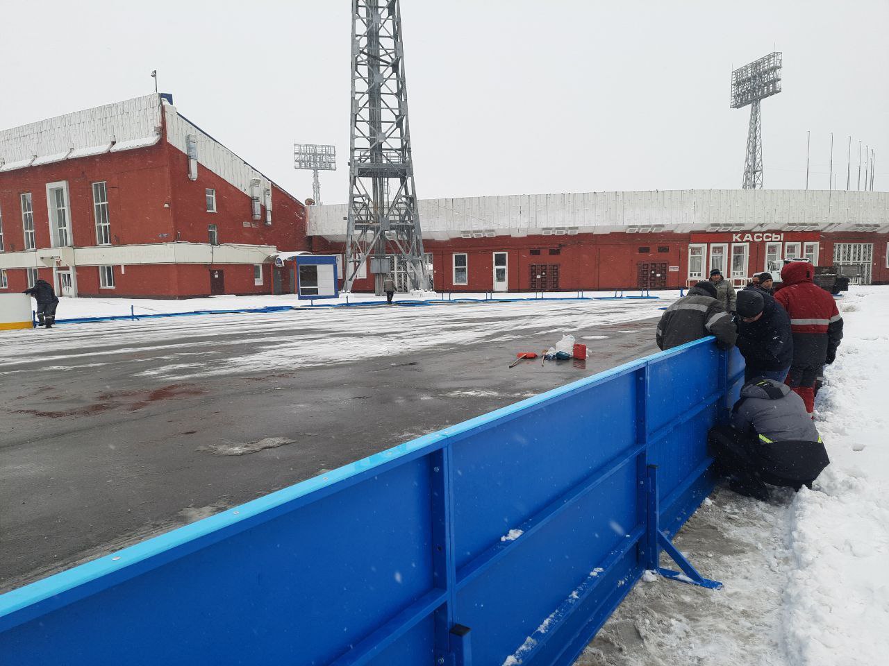 В Кемерове начали готовить первую зимнюю спортивную площадку В Кемерове начали готовить первую зимнюю спортивную площадку