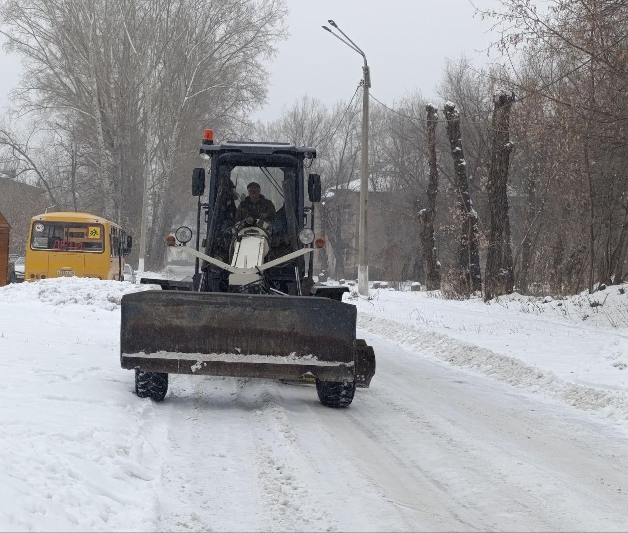 Дорожные службы продолжают устранять последствия снегопада Дорожные службы продолжают устранять последствия снегопада