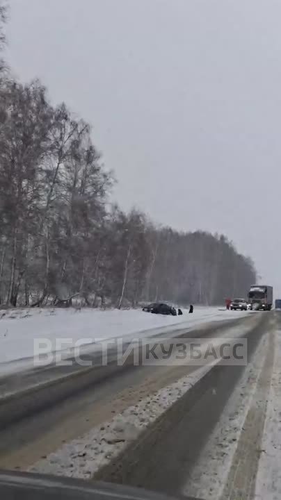 "Машины бьются, на дороге скользко": трассу Кемерово - Промышленная засыпало снегом