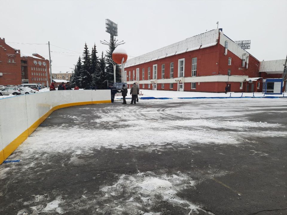 В Кемерове начали готовить первую зимнюю спортивную площадку