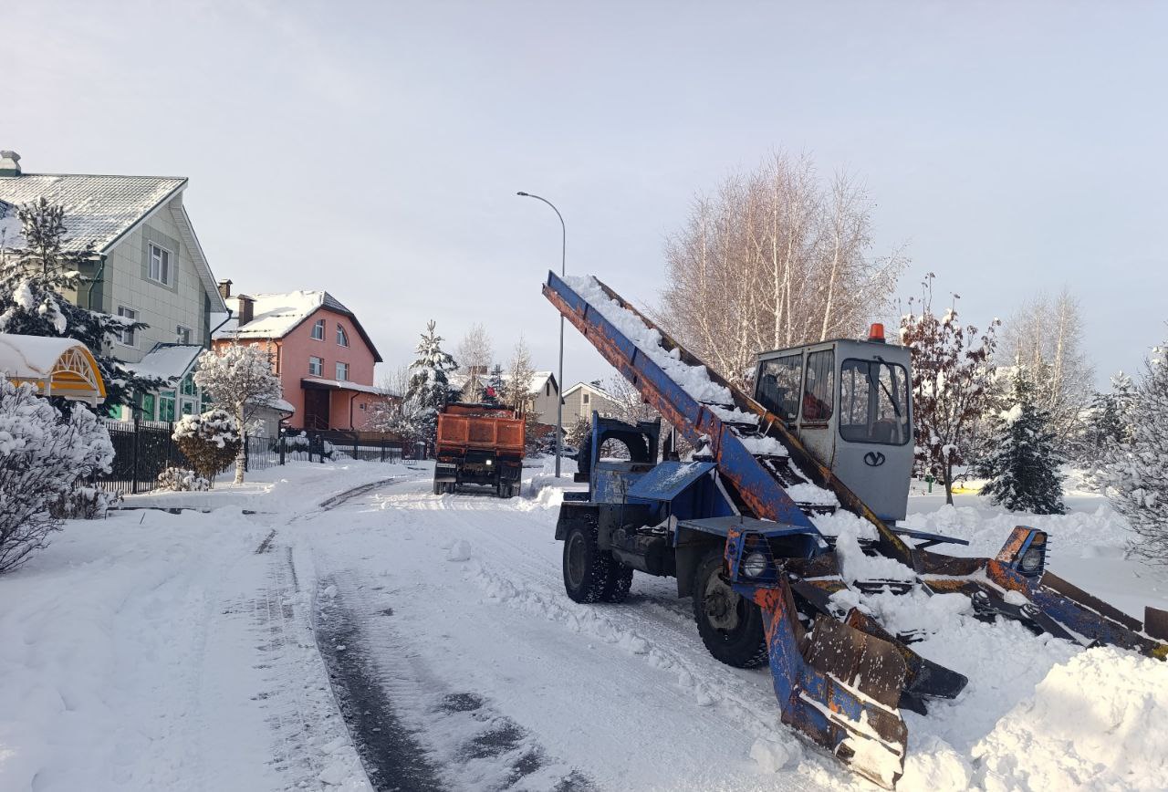 Дорожные службы продолжают устранять последствия снегопада Дорожные службы продолжают устранять последствия снегопада