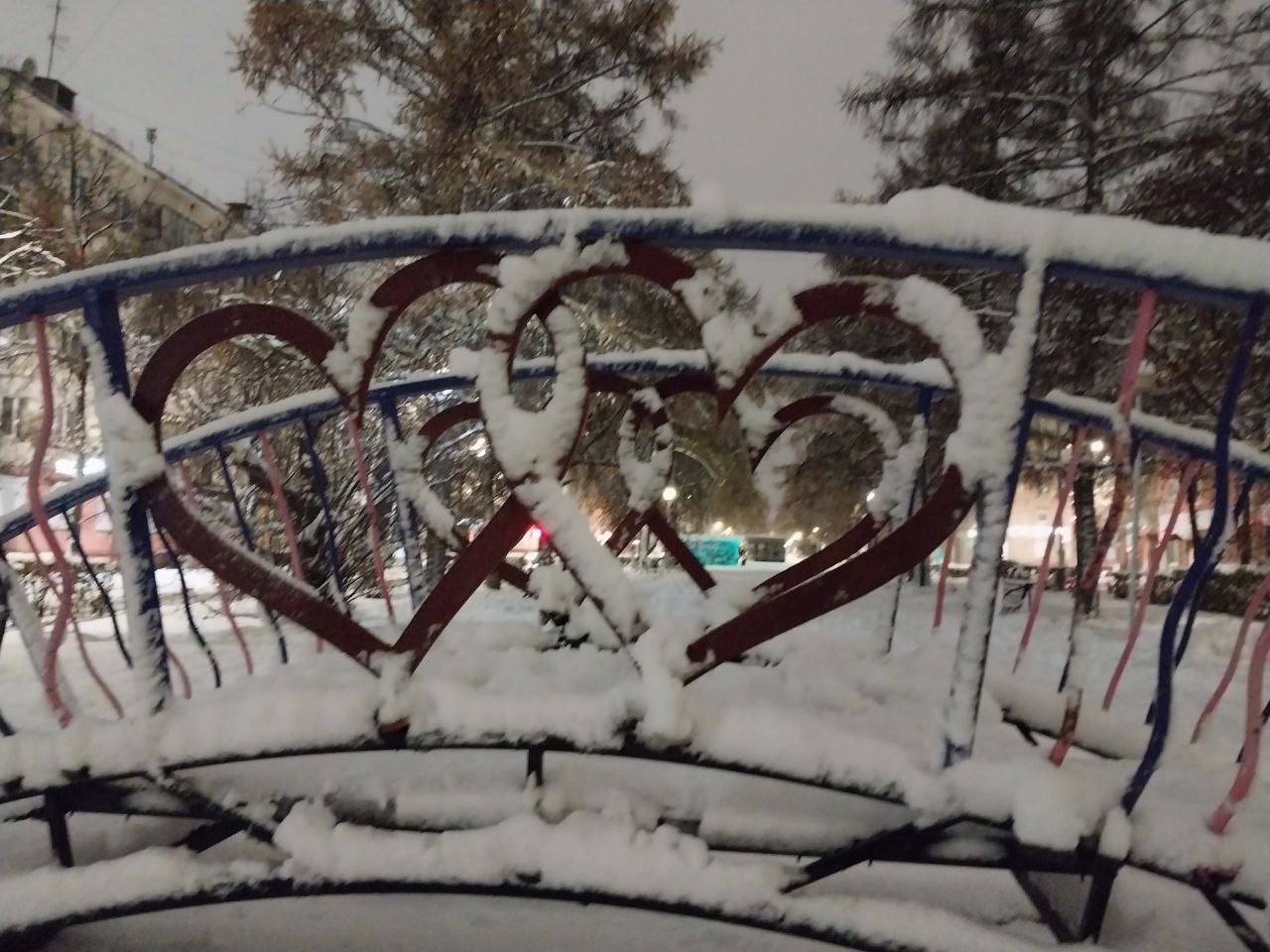 В Кемерове спасатели помогли собаке В Кемерове спасатели помогли собаке