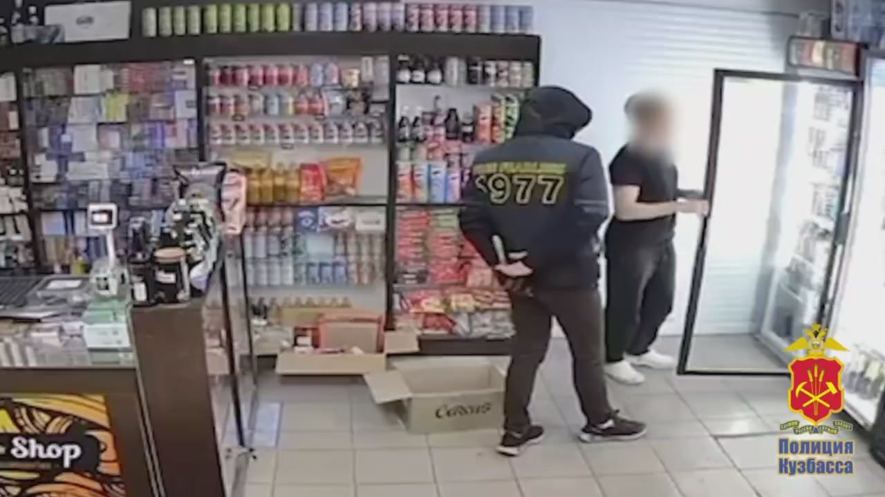 В Кемерове полицейские по горячим следам задержали налетчика, который совершил разбойное нападение на работника магазина